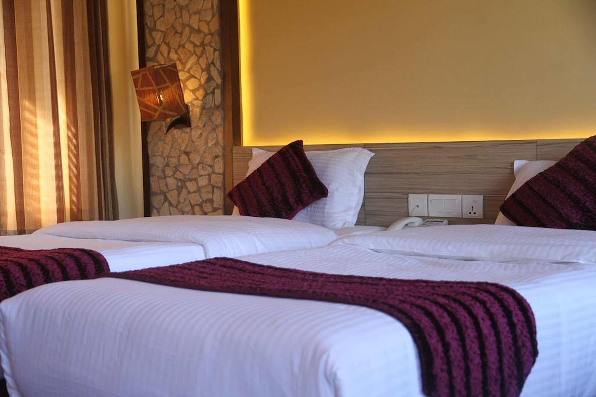 เดอะ เลคไซด์ รีทรีท Hotel โพคารา ภายนอก รูปภาพ